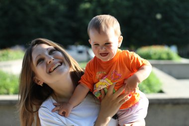 Anne ve çocuk - küçük kızı. Mutlu aile gülümseyen