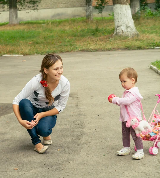 Mum and her Child - Little Daughter. Happy Smiling Family — Stock Photo, Image