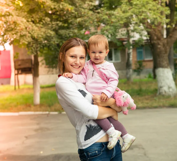 自然。美妈妈和她的孩子一起在公园里玩 — 图库照片