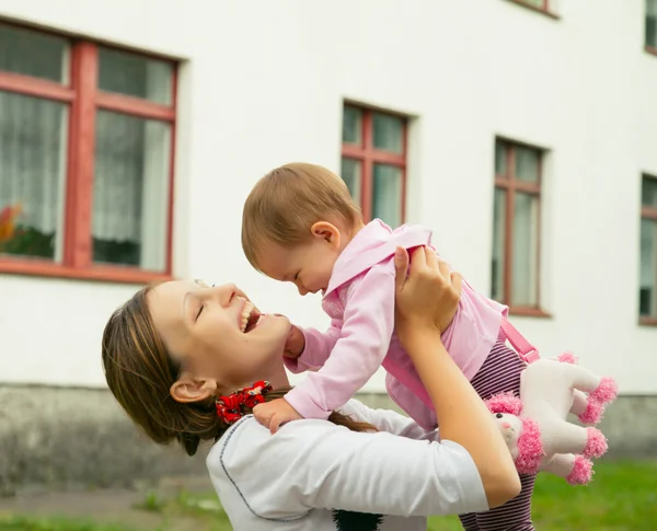 Moeder en haar kind - dochtertje. Gelukkig lachend familie Rechtenvrije Stockafbeeldingen