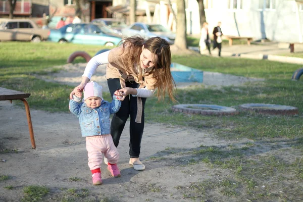 Természet. Szépség anya és gyermeke együtt játszottak a parkban Jogdíjmentes Stock Fotók