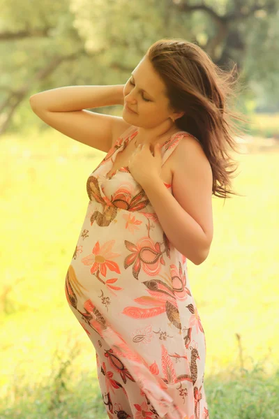 Frumoasă tânără gravidă femeie — Fotografie, imagine de stoc