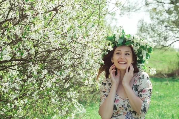 Frau im Frühling — Stockfoto