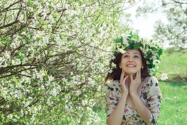 Girl in wreath on field — Stock Photo, Image