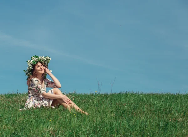 Girl in wreath on field — Stock Photo, Image