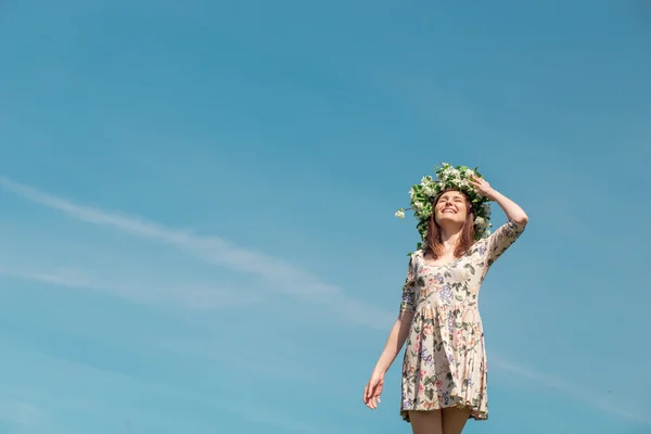 Girl in wreath on field — Stock Photo, Image