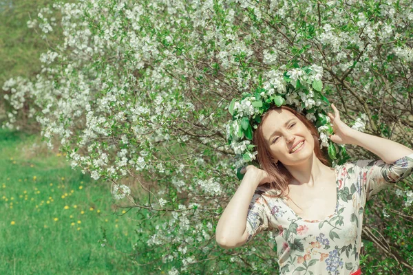 Woman in a field — Stock Photo, Image