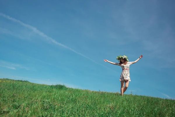 Vrouw in een veld — Stockfoto