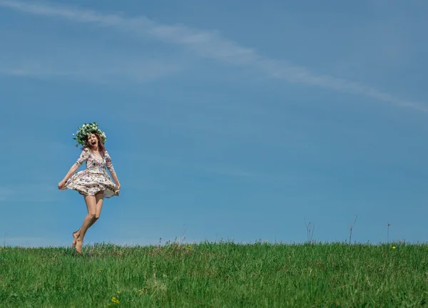 Žena na poli — Stock fotografie