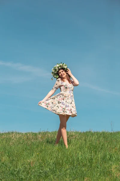 Frau auf einem Feld — Stockfoto