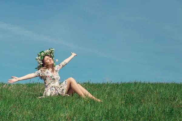 Vrouw in een veld — Stockfoto