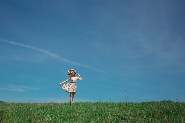 Vrouw in een veld — Stockfoto