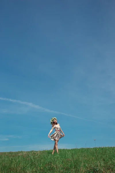 Vrouw in een veld — Stockfoto