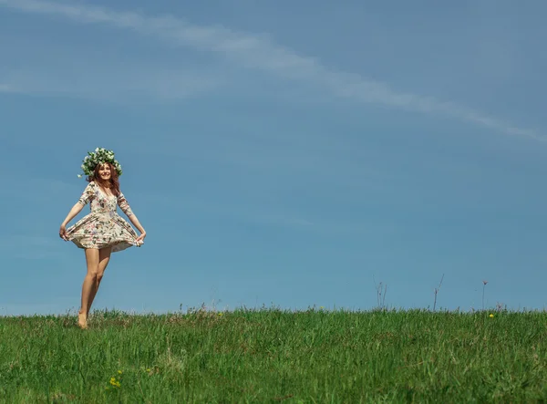 Žena na poli — Stock fotografie