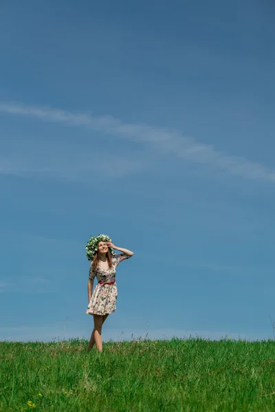 Vrouw in een veld — Stockfoto