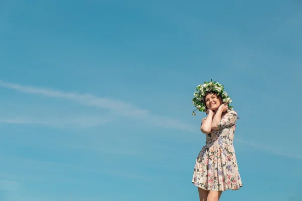 Vrouw in een veld — Stockfoto