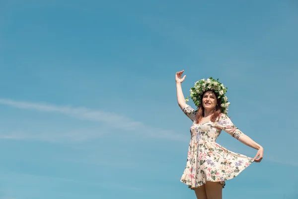 Mulher em um campo — Fotografia de Stock