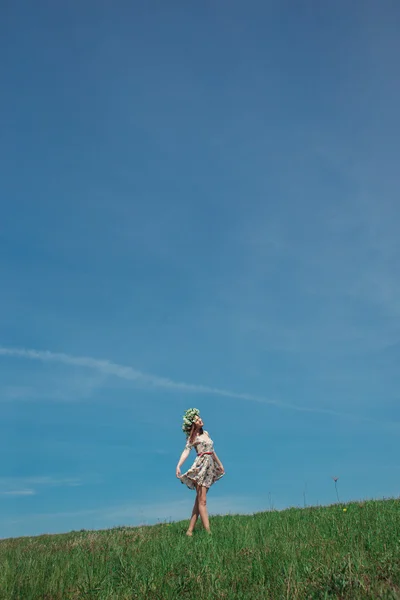 Vrouw in het veld — Stockfoto