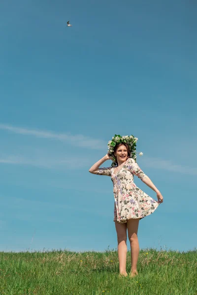 Frau auf dem Feld — Stockfoto