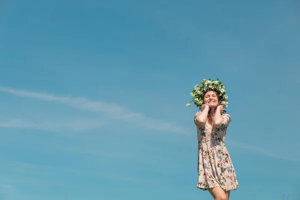 Frau auf dem Feld — Stockfoto