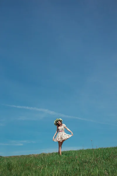 Vrouw in het veld — Stockfoto