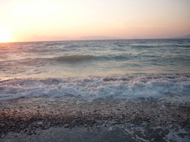 Güzel gün batımı manzarası ve akşam okyanus manzarası