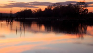 göl günbatımı yansıması ile