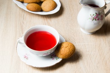 Tahta masada bir fincan çay ve kurabiye