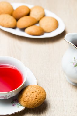 Tahta masada bir fincan çay ve kurabiye