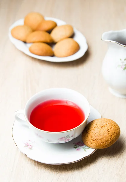 Xícara de chá e biscoitos na mesa de madeira — Fotografia de Stock