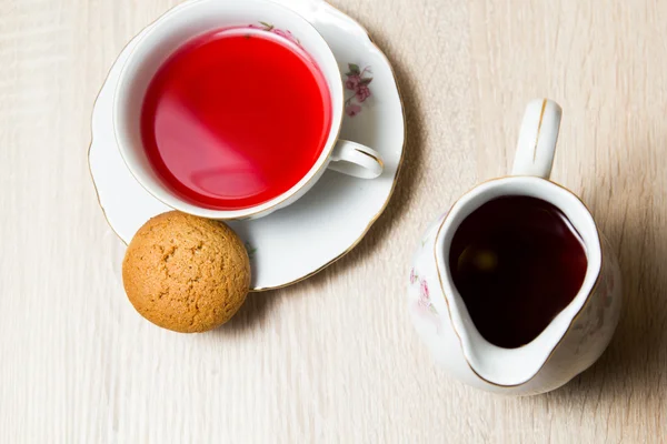 Tasse Tee und Kekse auf Holztisch — Stockfoto