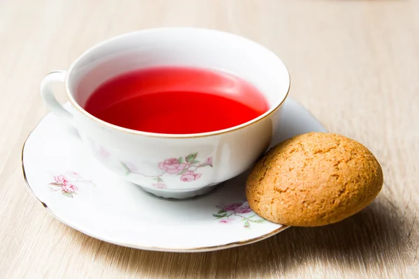 Kopje thee en koekjes op houten tafel — Stockfoto