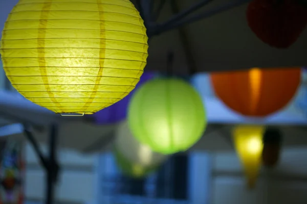 Groupe de lampes de papier coloré — Photo