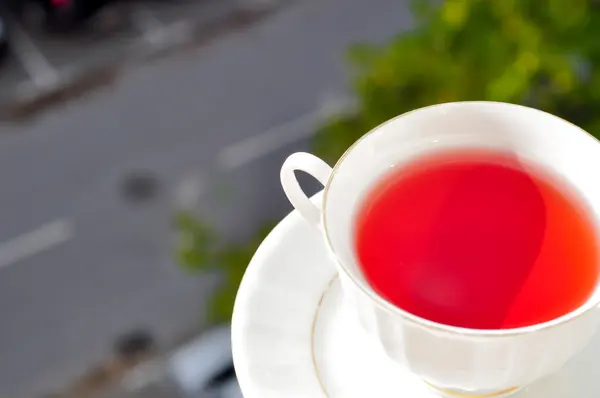 Taza de té y vista desde la ventana — Foto de Stock