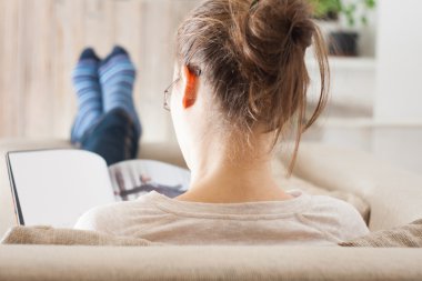 Genç kadın dergisi okuma rahat kanepe