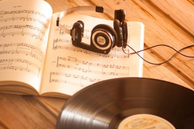 Kulaklıklar müzik puanlarını vinil kayıt müzik arka plan üzerinde