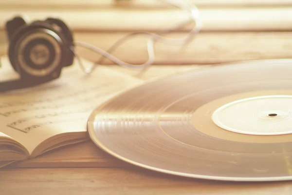 Koptelefoon op muziek scores vinyl record muziek achtergrond — Stockfoto