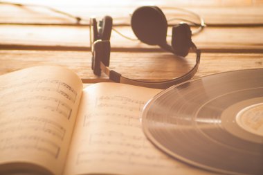 Kulaklıklar müzik puanlarını vinil kayıt müzik arka plan üzerinde