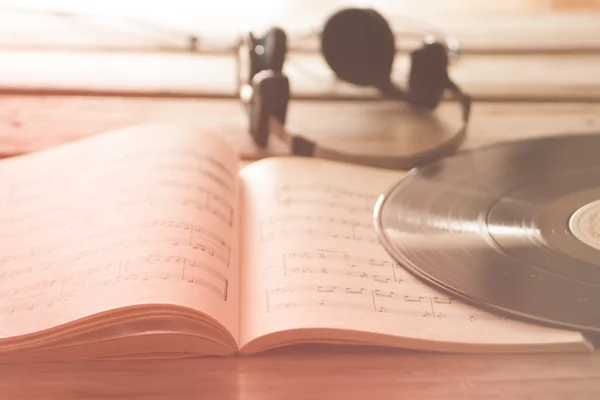 Kulaklıklar müzik puanlarını vinil kayıt müzik arka plan üzerinde