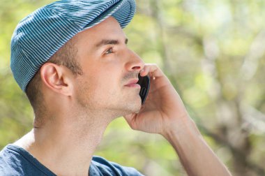 Adam akıllı telefon açık kullanarak arıyor