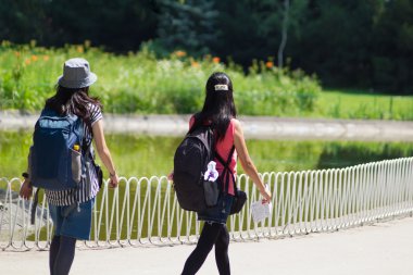 Şehir Parkı yürüyen turist