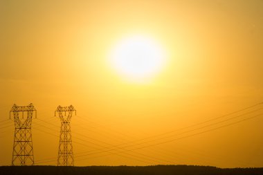 Yüksek güçte elektrik kuleleri ve kabloları