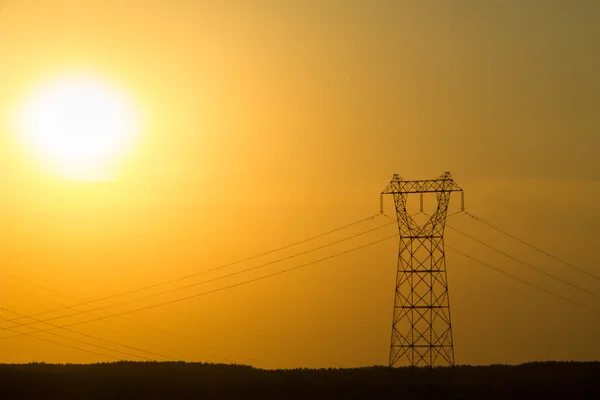 Yüksek güçte elektrik kuleleri ve kabloları