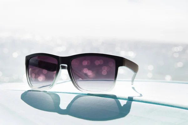 Sluneční brýle pláž moře letní pozadí — Stock fotografie