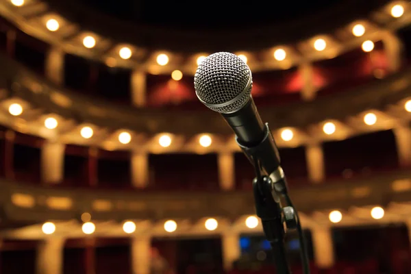 Close up van de microfoon in concertzaal, theater — Stockfoto