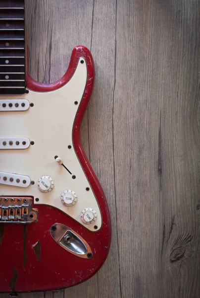Červené staré elektrická kytara — Stock fotografie