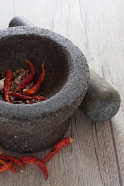 Kurutulmuş biber ve baharat bir taş harç