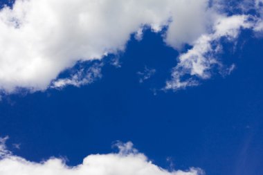 Mavi gökyüzü gün ışığı.