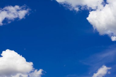 Mavi gökyüzü gün ışığı.