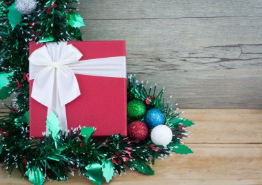 Noel süsler, kırmızı hediye kutusu ile arka plan